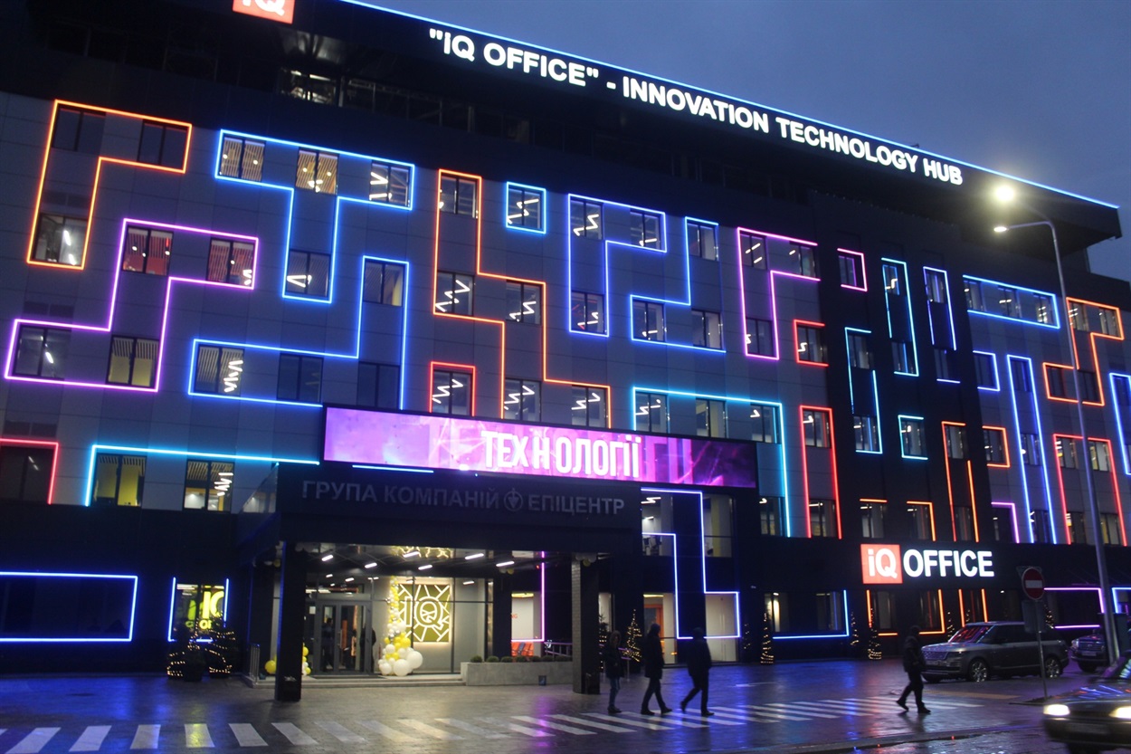 Будівля IQ-офісу має сім поверхів. На даху облаштована власна котельня, яка обслуговуватиме весь Інноваційний центр, а всередині офісу встановлено систему «розумний дім», найсучасніші системи вентиляції, кондиціювання, освітлення та опалення.