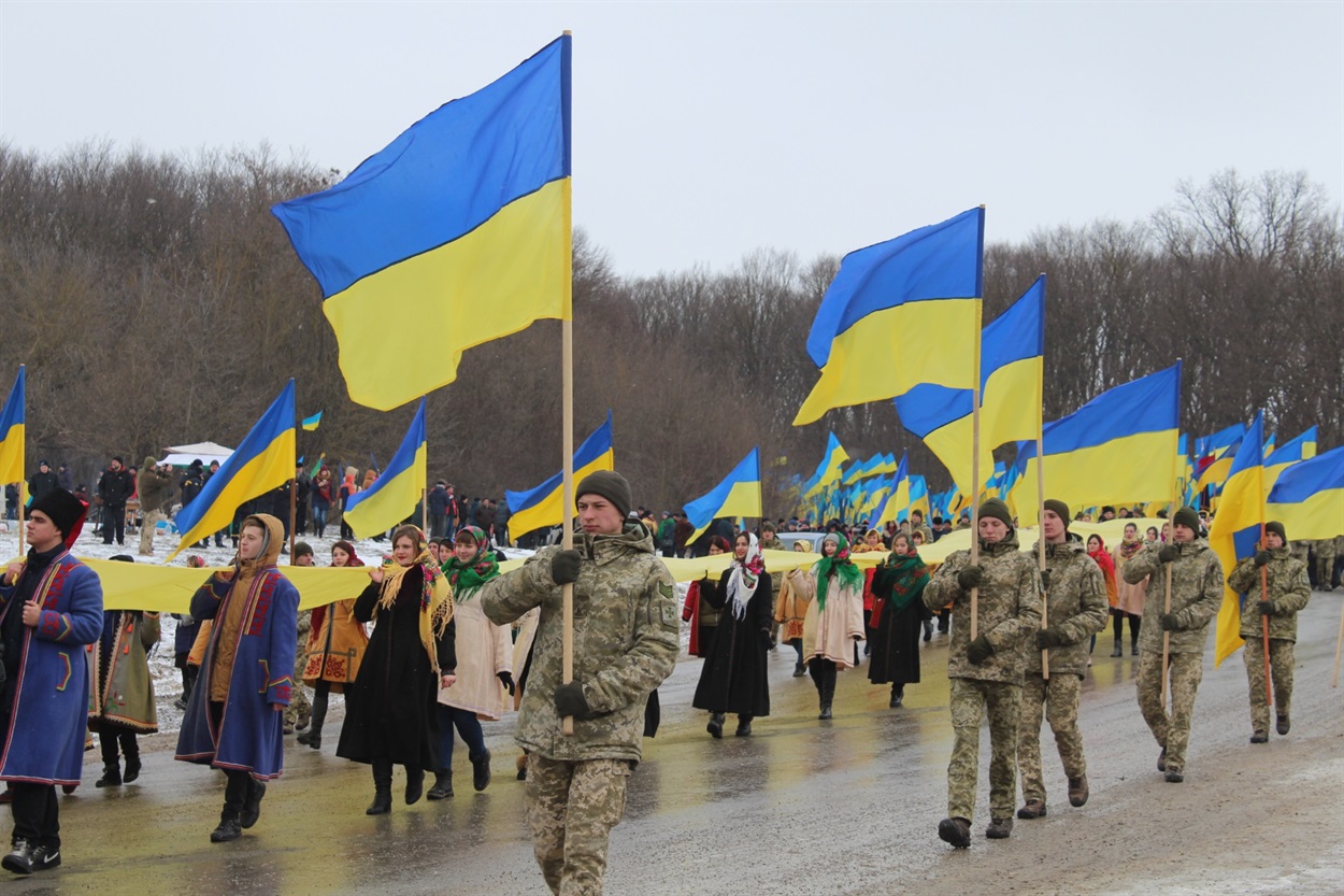 Рекорд жителів Тернопільської та Хмельницької областей зафіксовано у Книзі рекордів України. Спочатку передбачали підняти 2500 державних прапорів, фактично нарахували 3220.