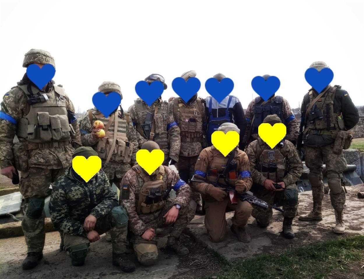 На фото в темних окулярах загиблий з позивним «Тєхнарь»