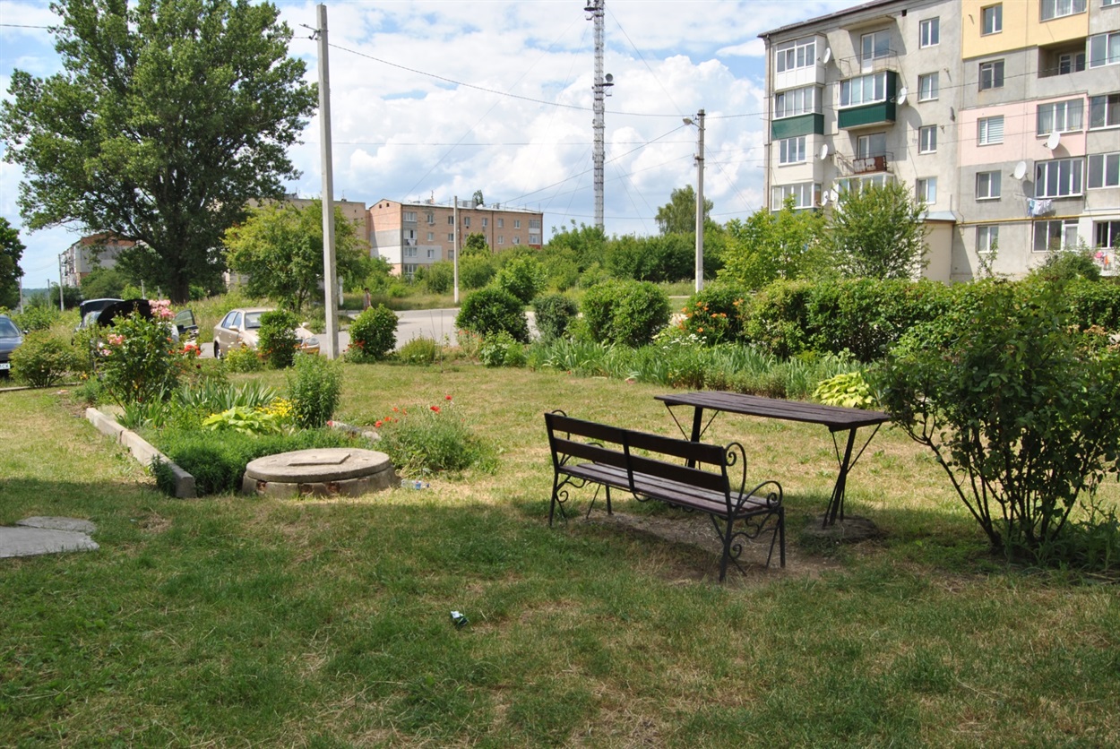 Зона відпочинку біля будинку №36.