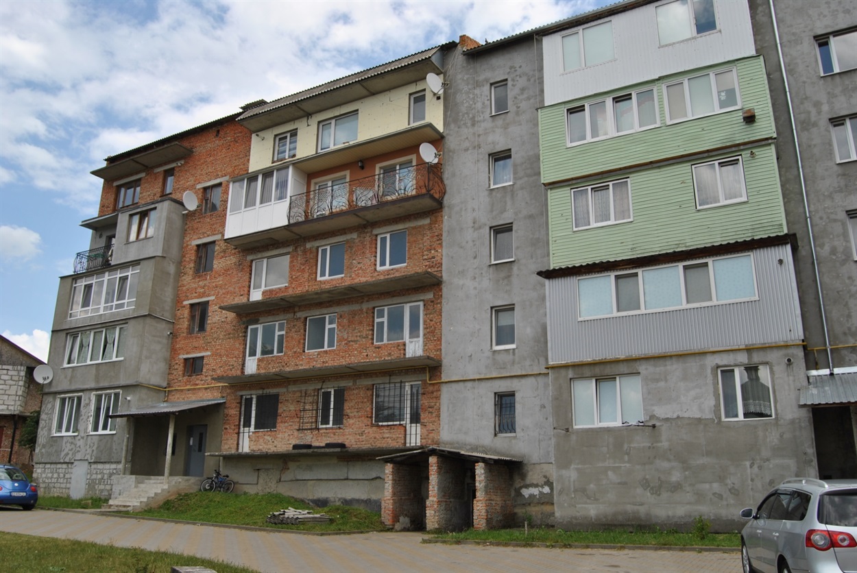 Будинок до цього часу повністю ще не заселений.