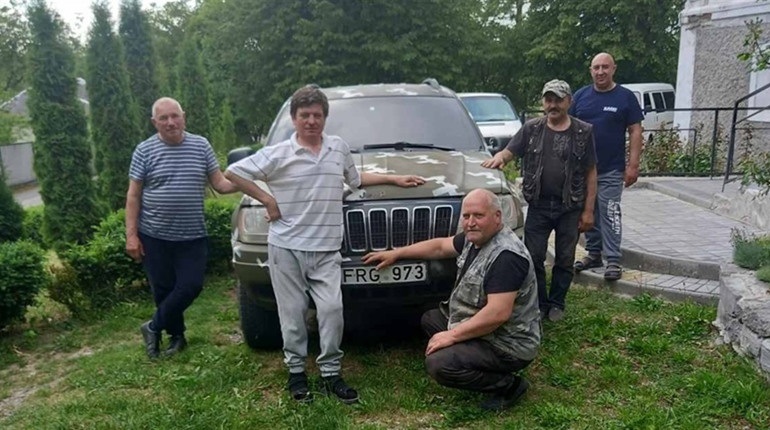 Священник греко-католицького храму Благовіщеня Пресвятої Богородиці отець Ігор Топоровський вже не одну машину передав нашим захисникам.