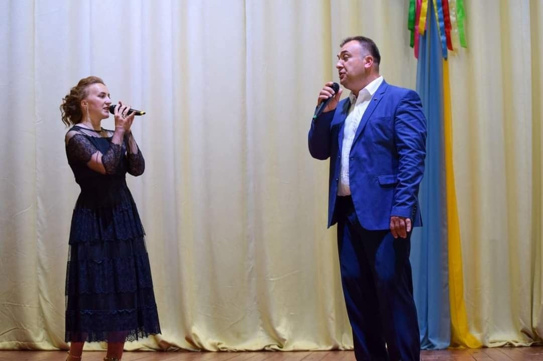 Мар'яна на сцені зі своїм братом. 