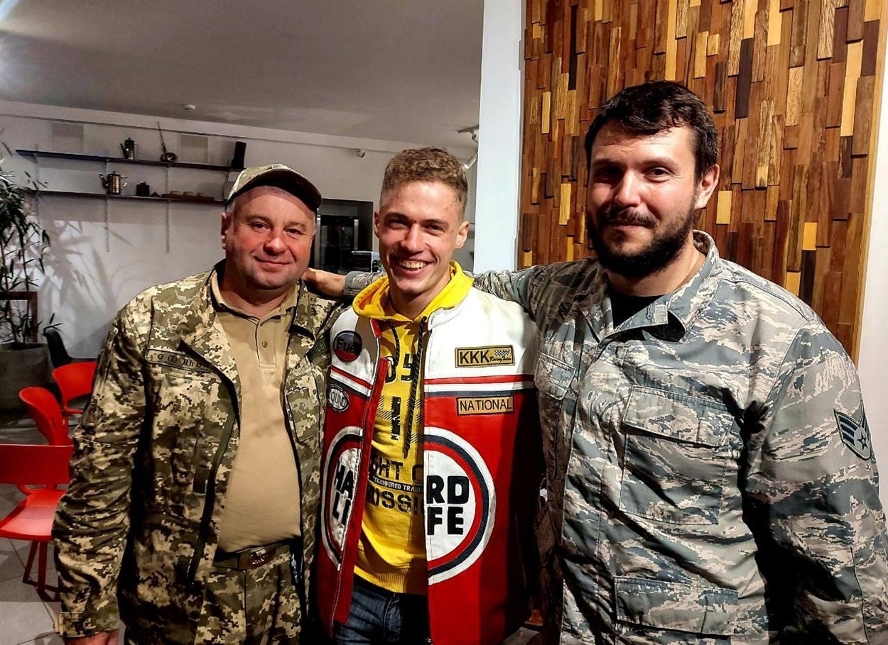 Побратими Дмитра «Лях» і «Ромео» (з ліва на право) приїхали подивитися «Згадайку».
