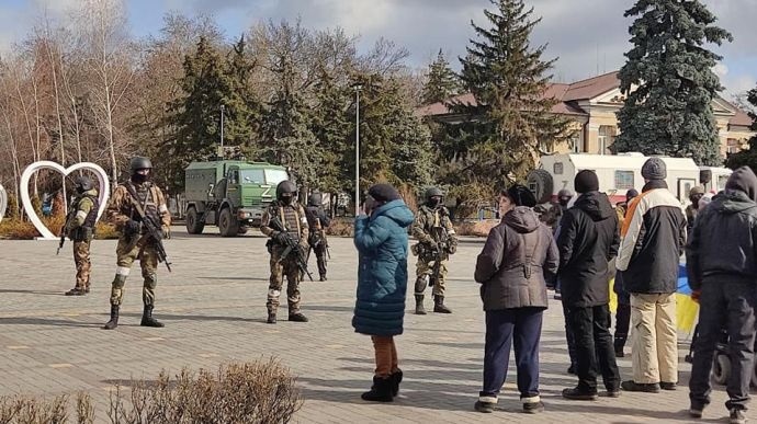 У Скадовськ у Херсонській області 9 березня в'їхала російська військова техніка, місцевих жителів не пустили до пам'ятника Тарасові Шевченку, а з міської ради винесли комп'ютери.