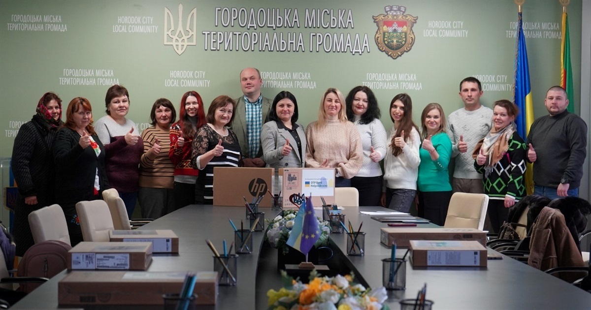 Вчителі з категорії ВПО отримали ноутбуки за сприяння німецького представництва компанії Hewlett Packard та партнерів NGO Helpchein.