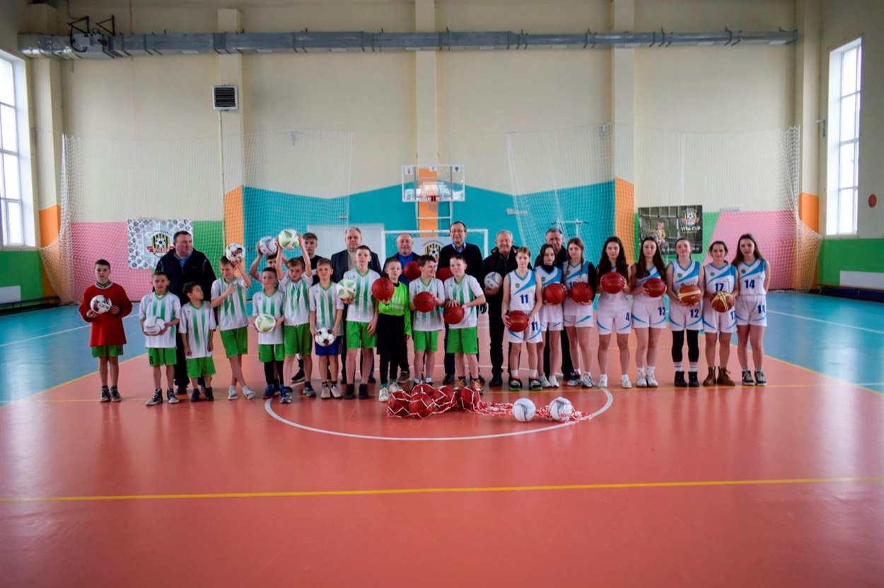Спортсмени Сатанівського ліцею та гості.