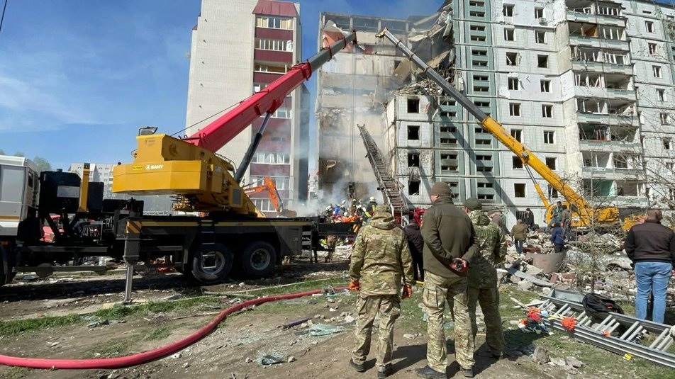 У першому під’їзді будинку, зруйнованому під час обстрілу, було зареєстровано 109 осіб.