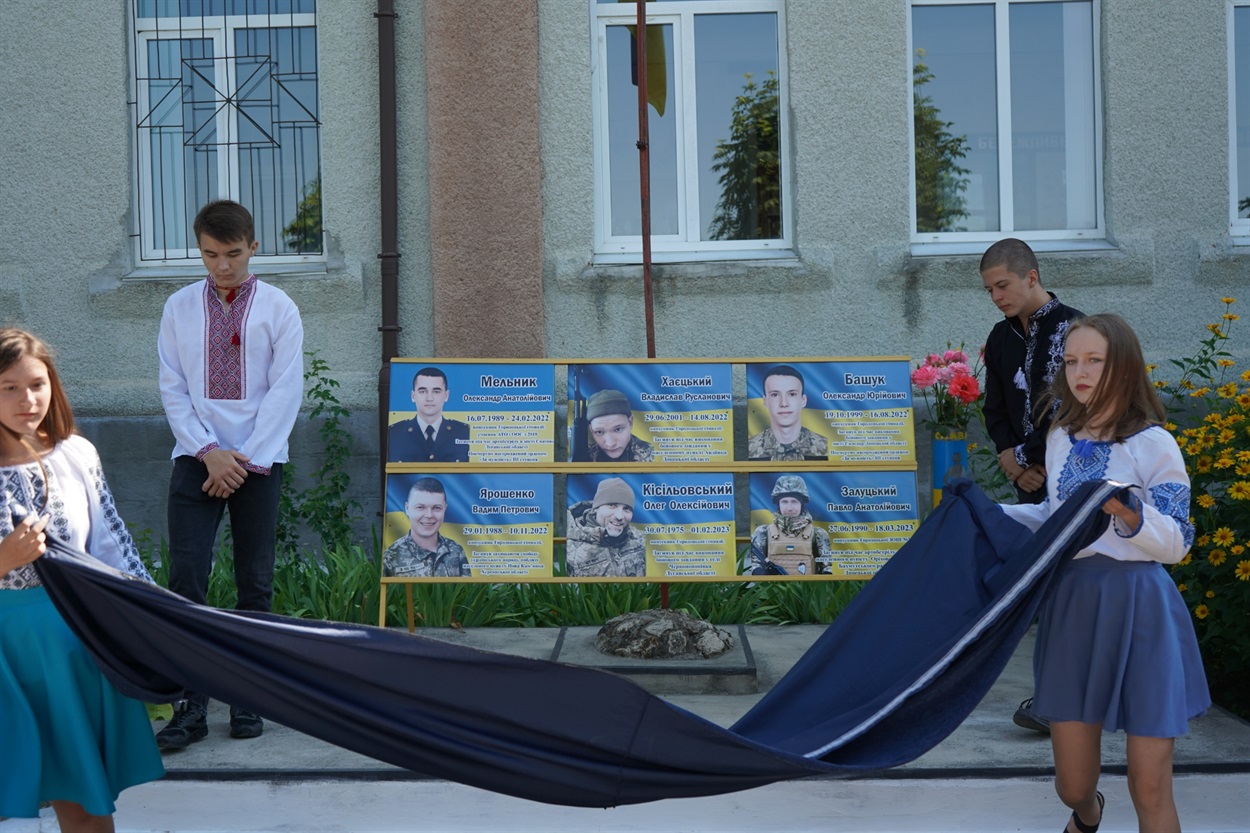 Честь відкрити меморіальну дошку надали учням ліцею. 