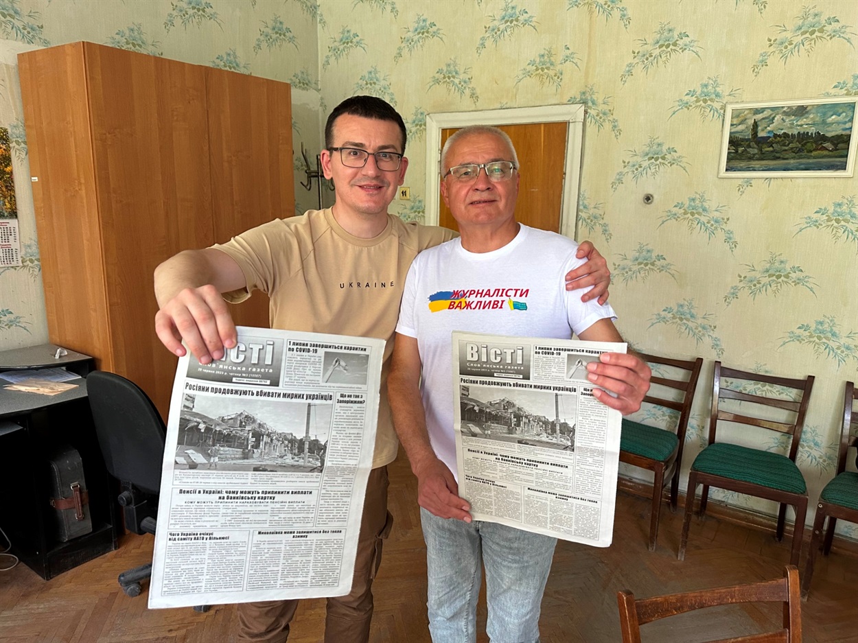 Особливо важливий доступ до місцевих газет – на прифронтових територіях. Особисто підтримати редактора газети «Вісті» Олександра Кульбаку в Слов’янськ у липні 2023 року приїхав голова НСЖУ Сергій Томіленко (ліворуч).