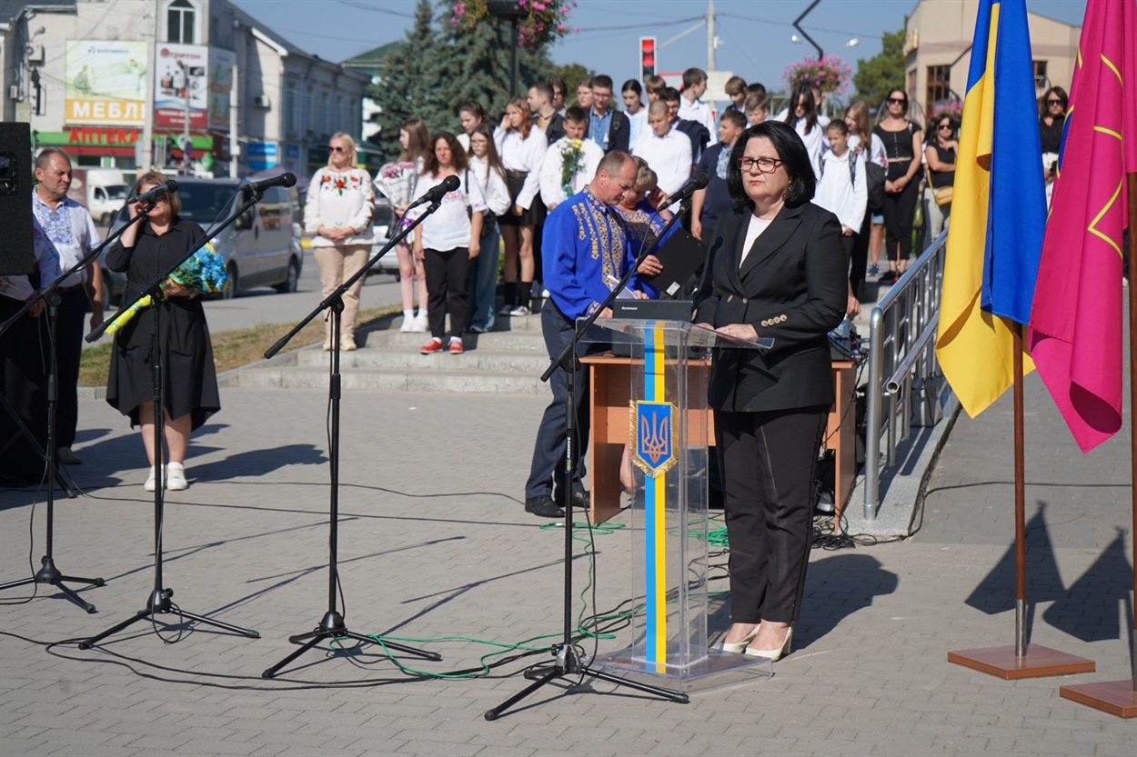 Неоніла Андрійчук проголошує промову під час відкриття пам'ятної дошки на честь загиблих Героїв з Городоччини.