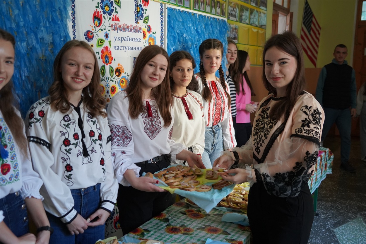 Незмінна традиція у Городоцькому ліцеї у День писемності та мови – це ще частування школярів традиційними українськими бутербродами із салом та квашеним огірком.