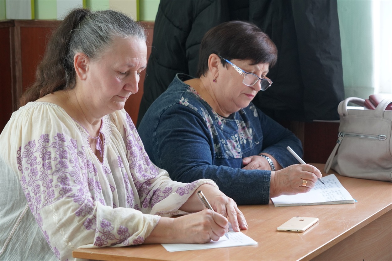 Світлана Слободян з колегою разом зі своїми учнями пишуть диктант.