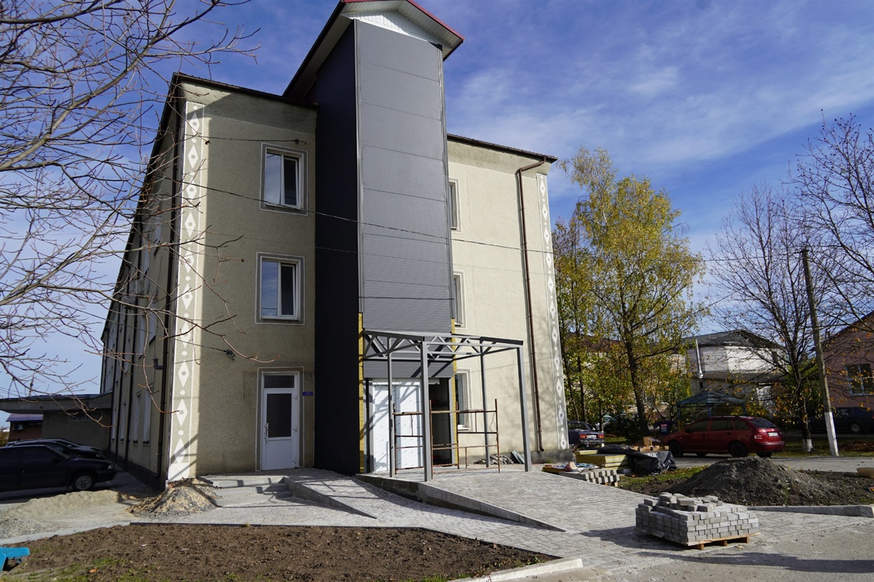 Будівництво ліфта біля хірургічного корпусу лікарні