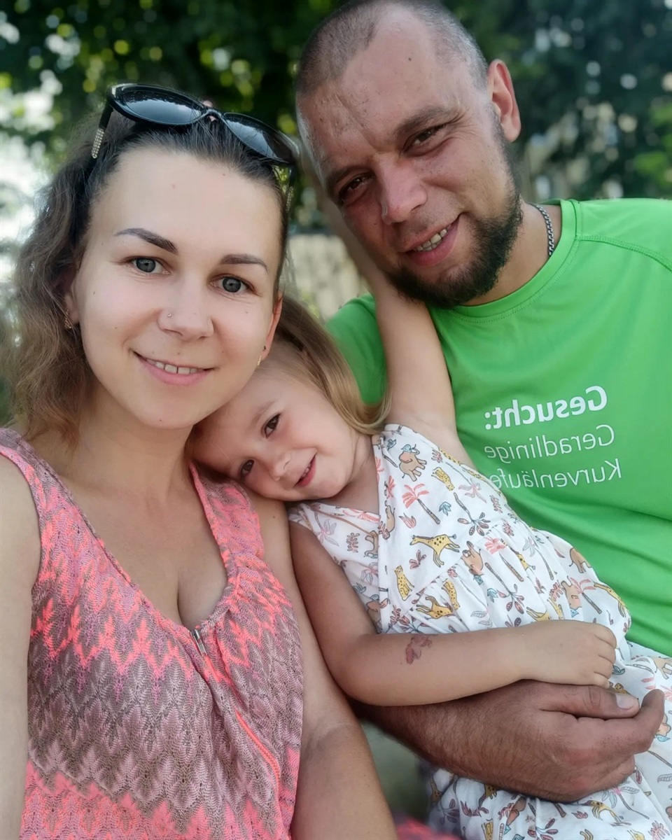 Аліса Богуцька з чоловіком Олегом та донечкою.