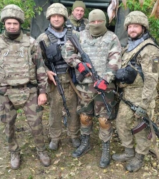 Разом із побратимами.
