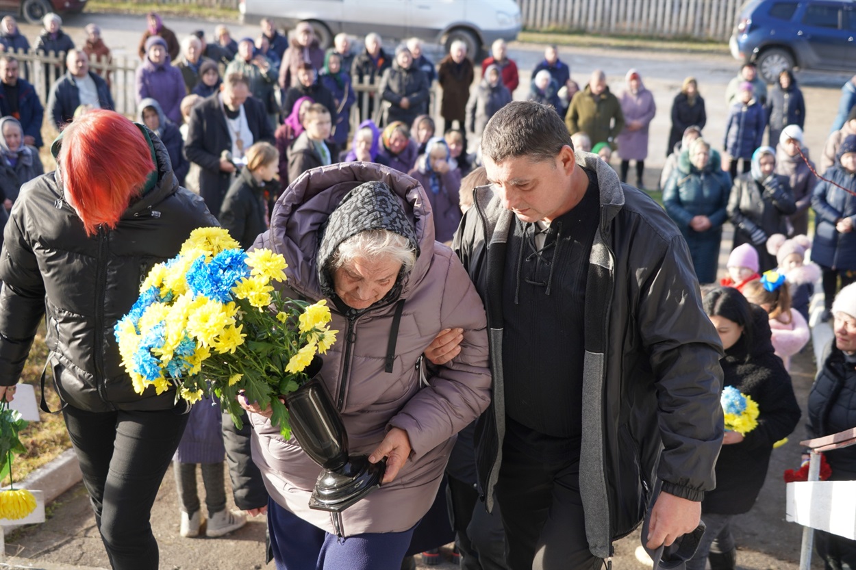 Першою квіти до дошки поклала мама Олександра. Після завершення мітингу, люди певний час не розходилися, обговорюючи та пригадуючи, яким був Олександр Швець.