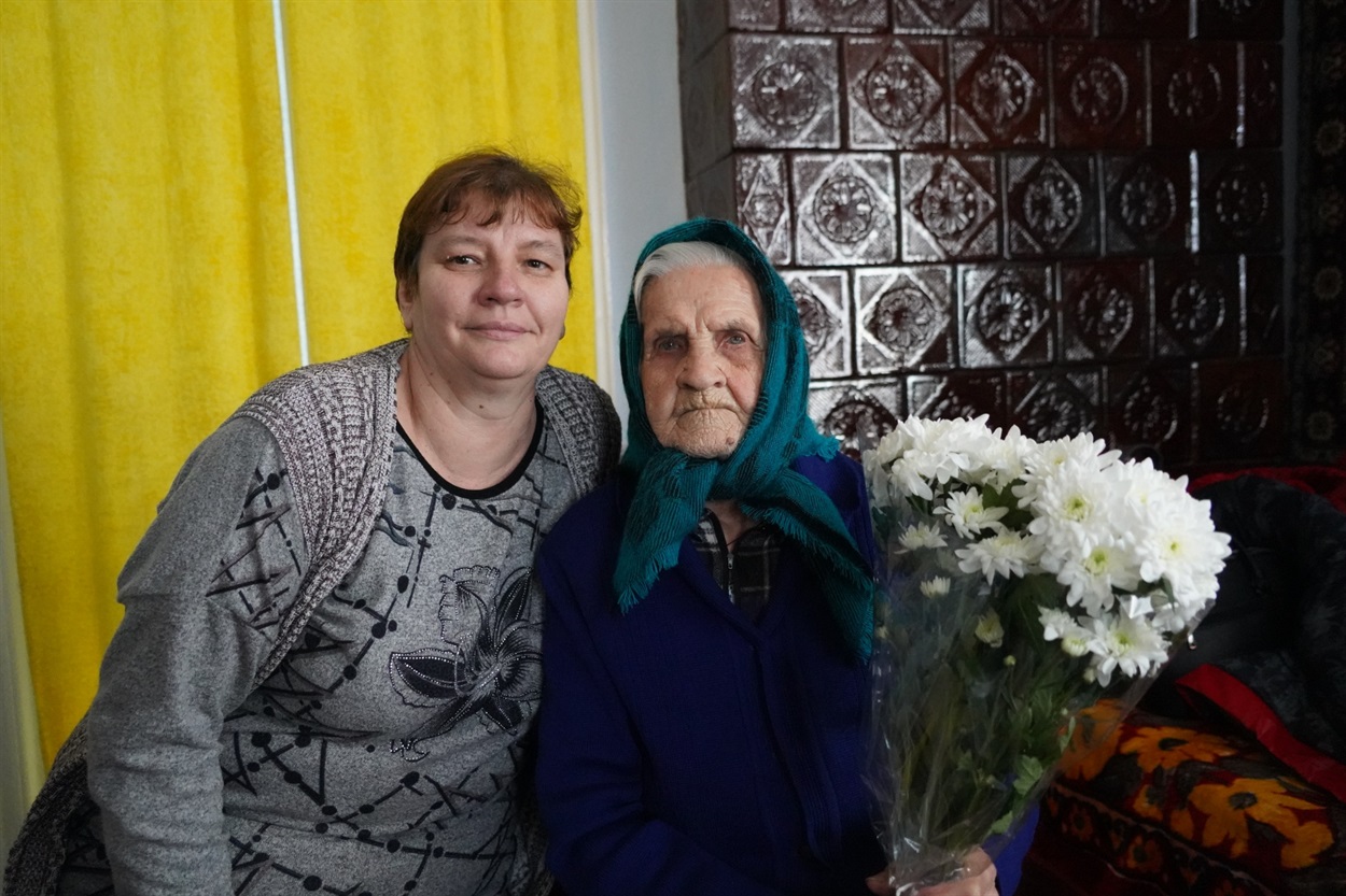 Євгена Галка з онукою Нелею Бондар.