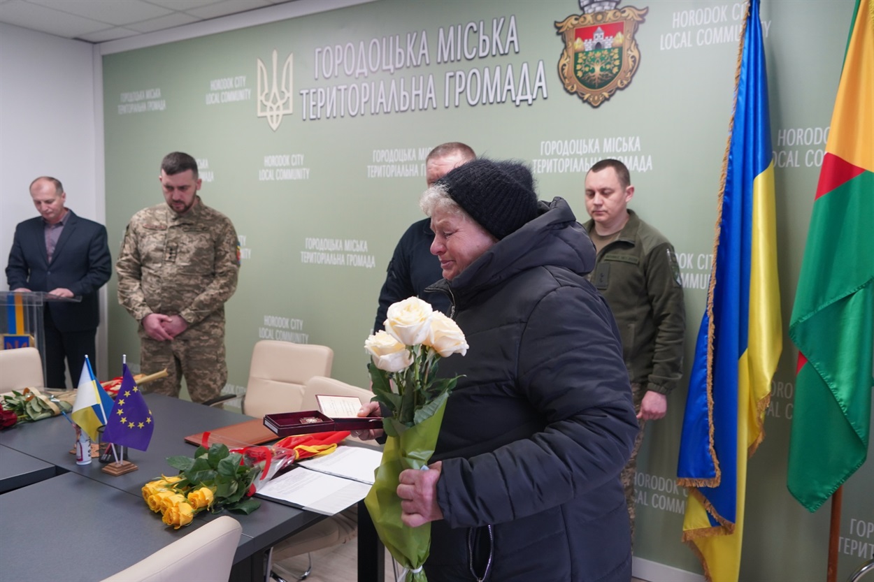Галина Корнацька отримує орден свого загиблого сина Олександра Сельського.