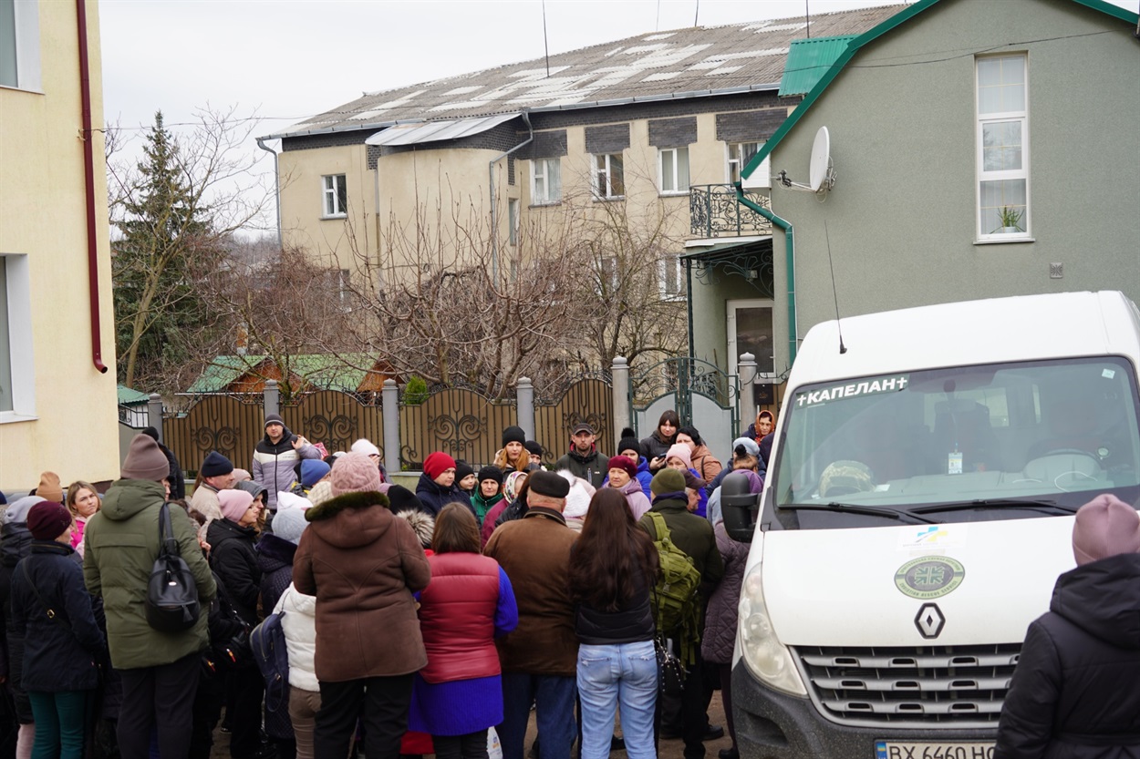 Перші покупці солодощів — люди з черги на отримання гуманітарної допомоги.