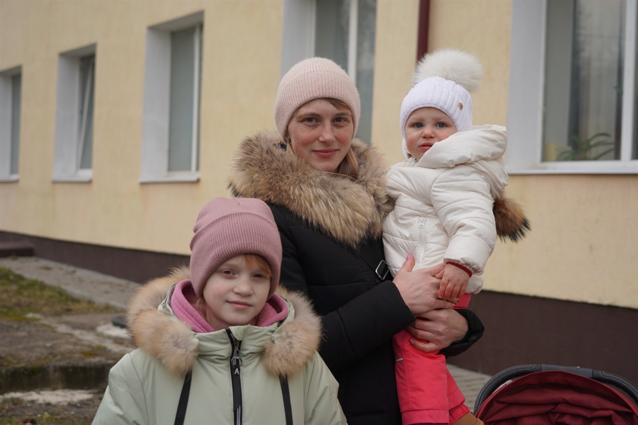 Світлана прийшла по гуманітарну допомогу разом з доньками.