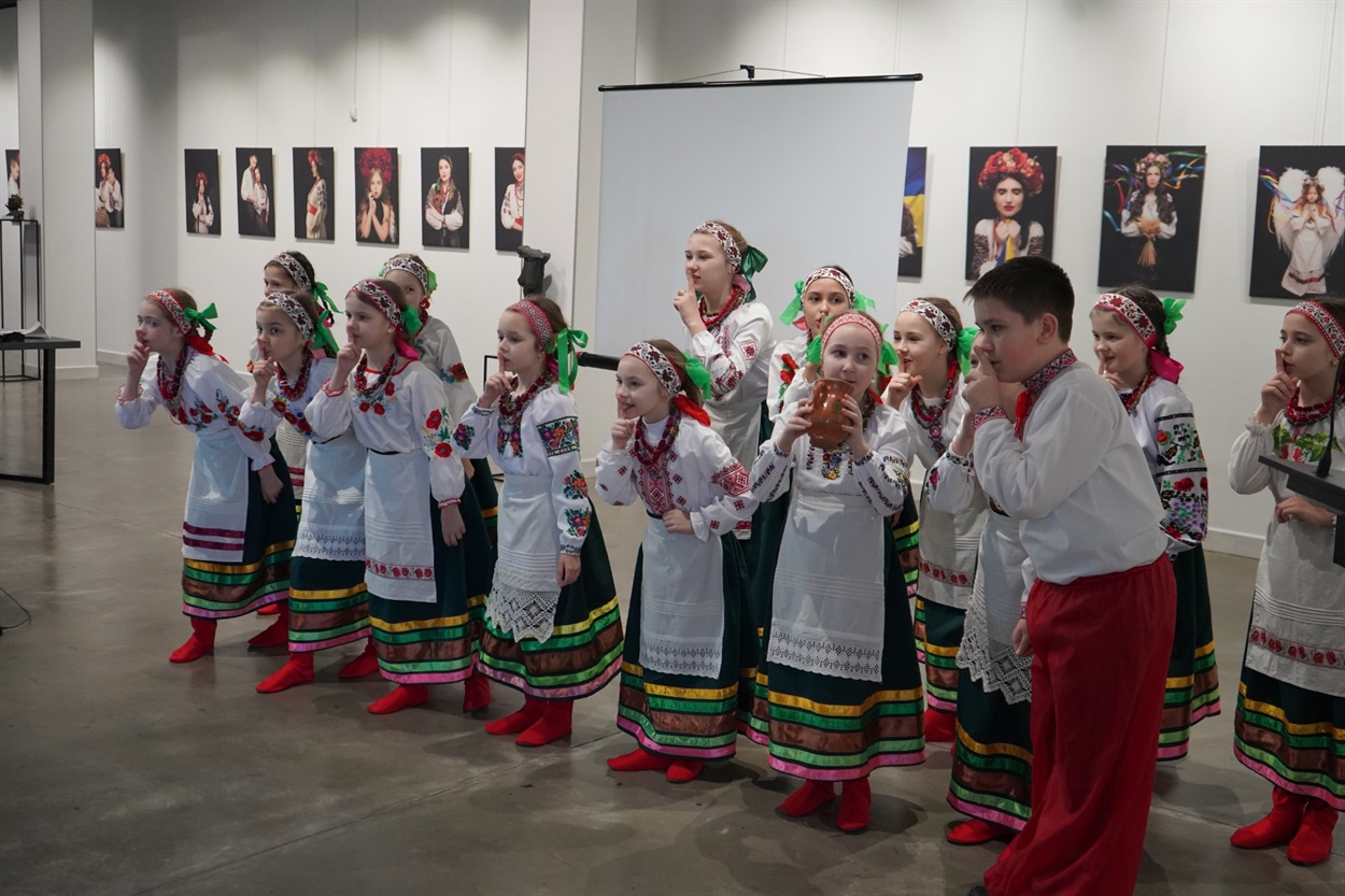 Дитячий фольклорний ансамбль «Щедрик» вітає гостей громади.