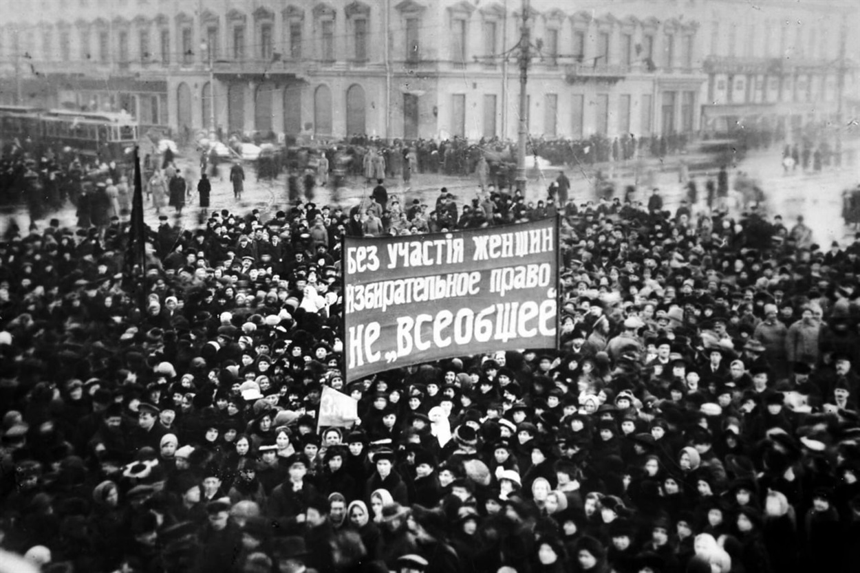 Транспарант з вимогою надати жінкам виборче право під час революції в Петрограді, 1917 рік