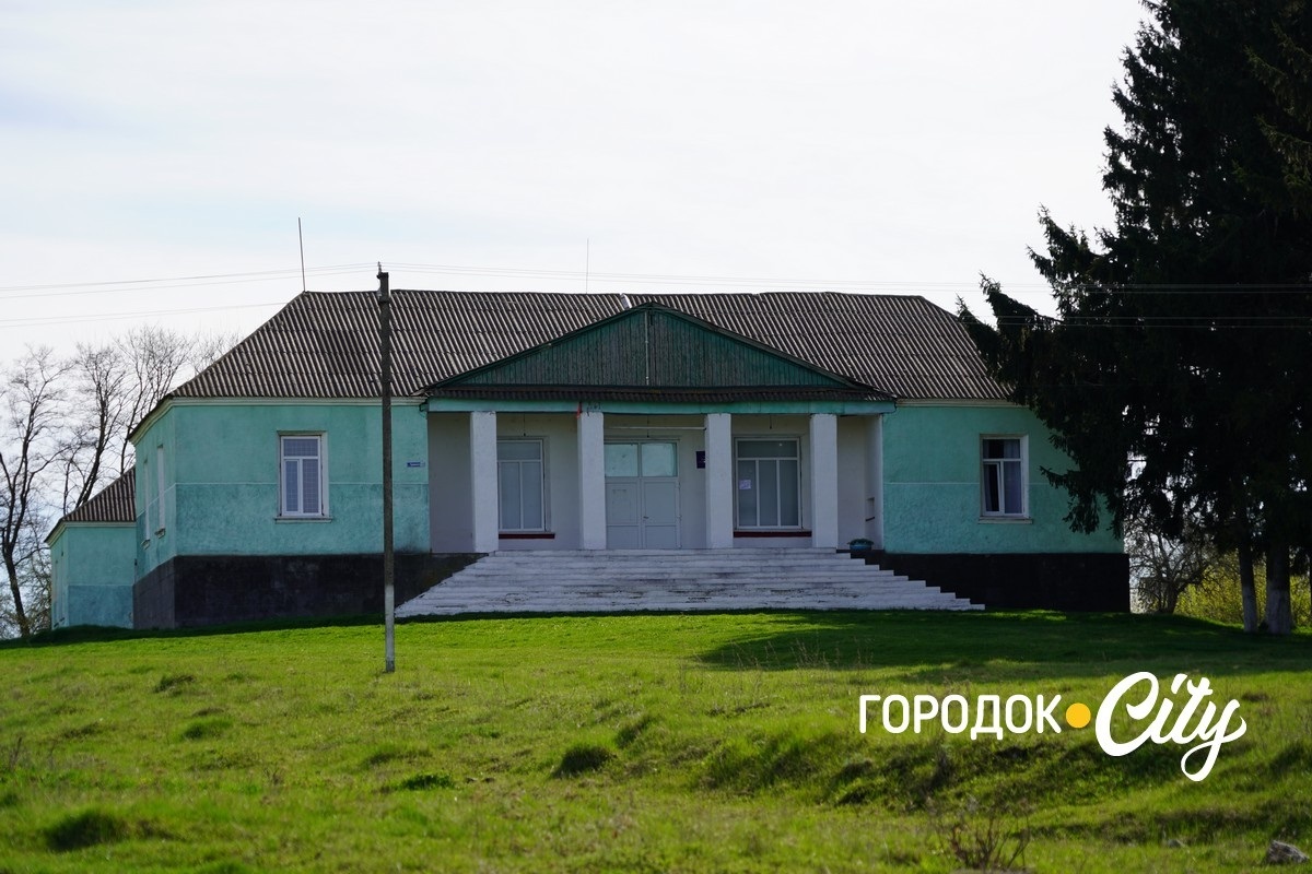 Будинок культури у селі Жищинці, побудований у 1960 році, став майстернею з виготовлення маскувальних сіток. 