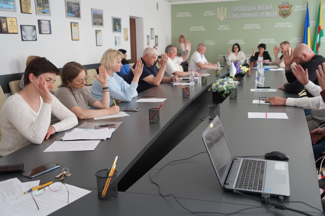 Члени виконкому голосують за надання підприємцю дозволу на встановлення дитячих атракціонів.