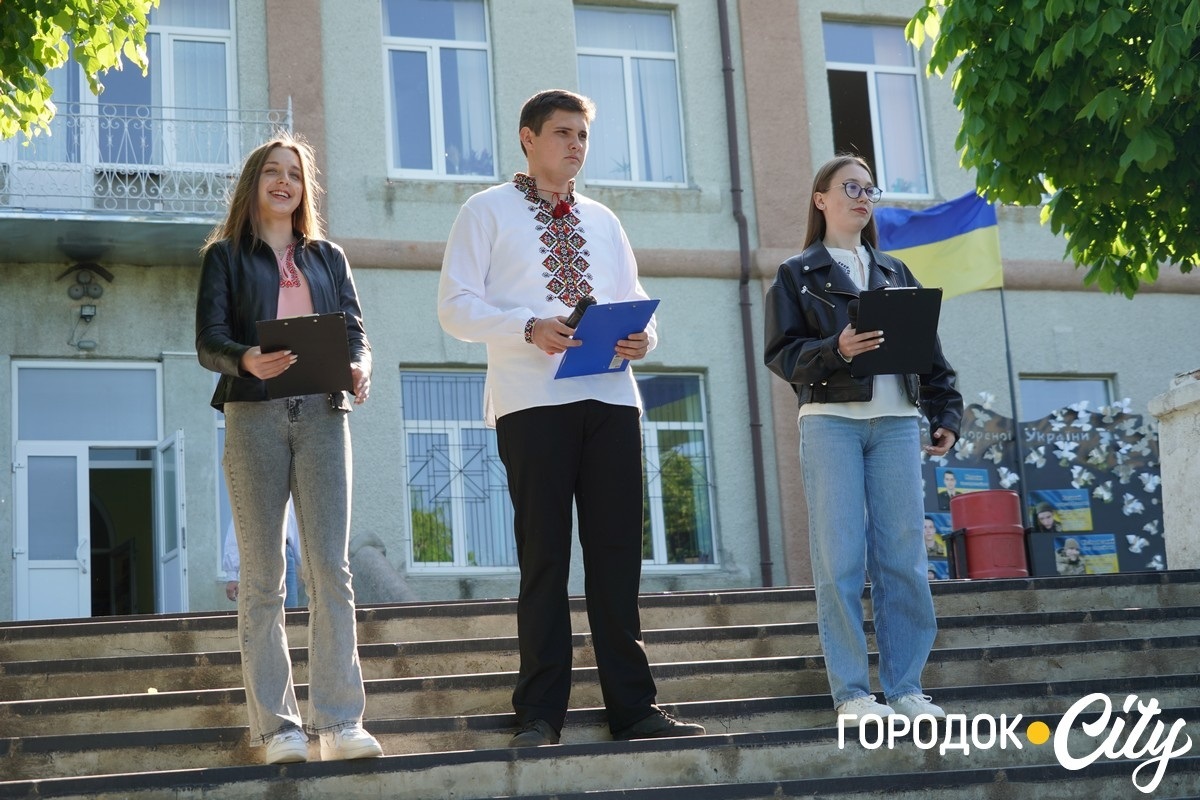 Ведучі пригадали всіх колишніх випускників ліцею, які загинули на війні, та подякували тим, хто зараз захищає Батьківщину.