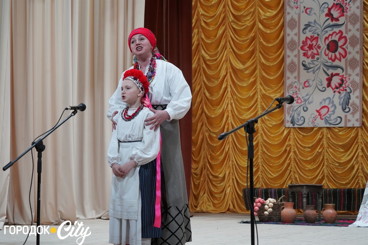 Наталія Надвинична у дуеті із Аліною Єрьоменко виконали  пісню «Кувала зозуля».
