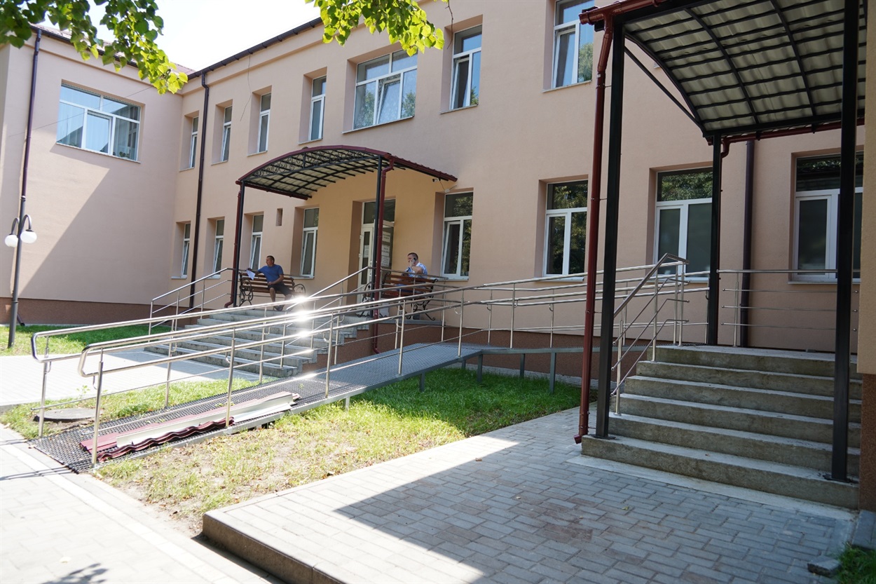 У поліклініці облаштовано пандуси