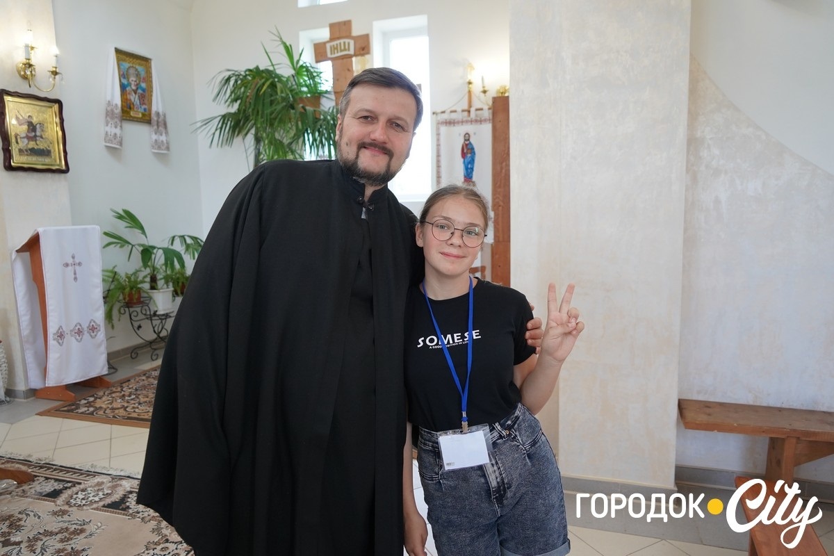 Отець Зіновій Маланюк з волонтеркою-аніматоркою.