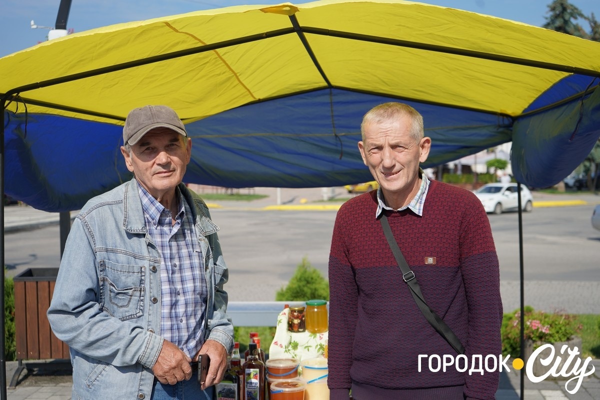 Друзі-бджолярі — Микола Степанський та Іван Соловій.