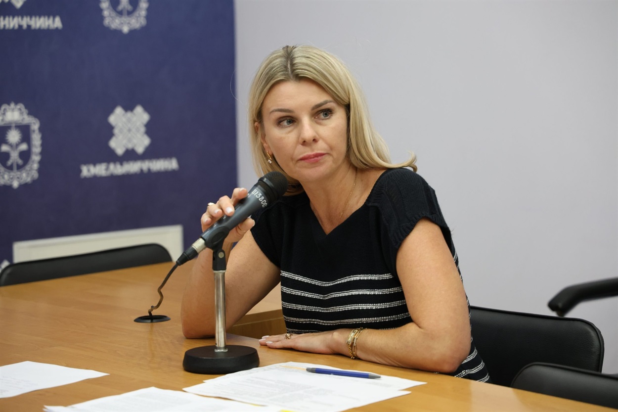 Олена Бохонська доповідає про результати перевірки.