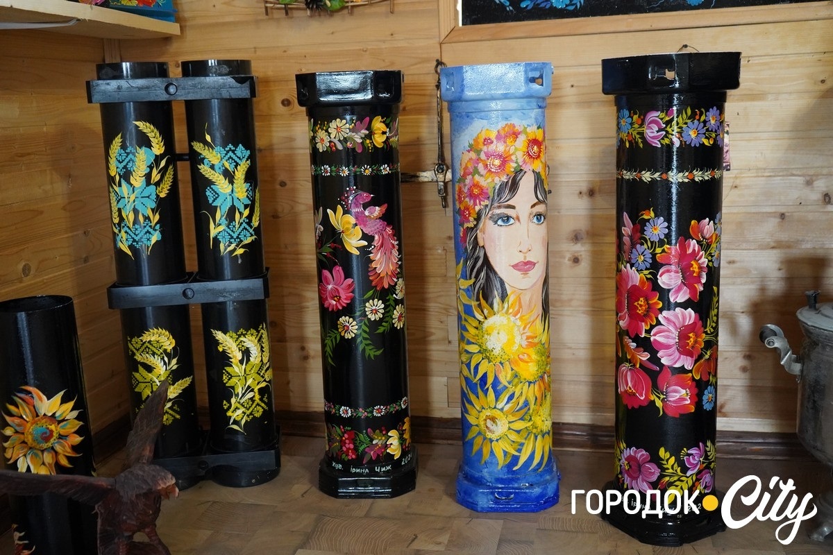«ВжеВази» — артефакти війни, перетворені Іриною на декоративні речі побуту.