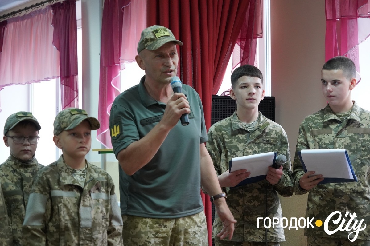 Олександр Задоянчук разом з кадетами четвертого ліцею.