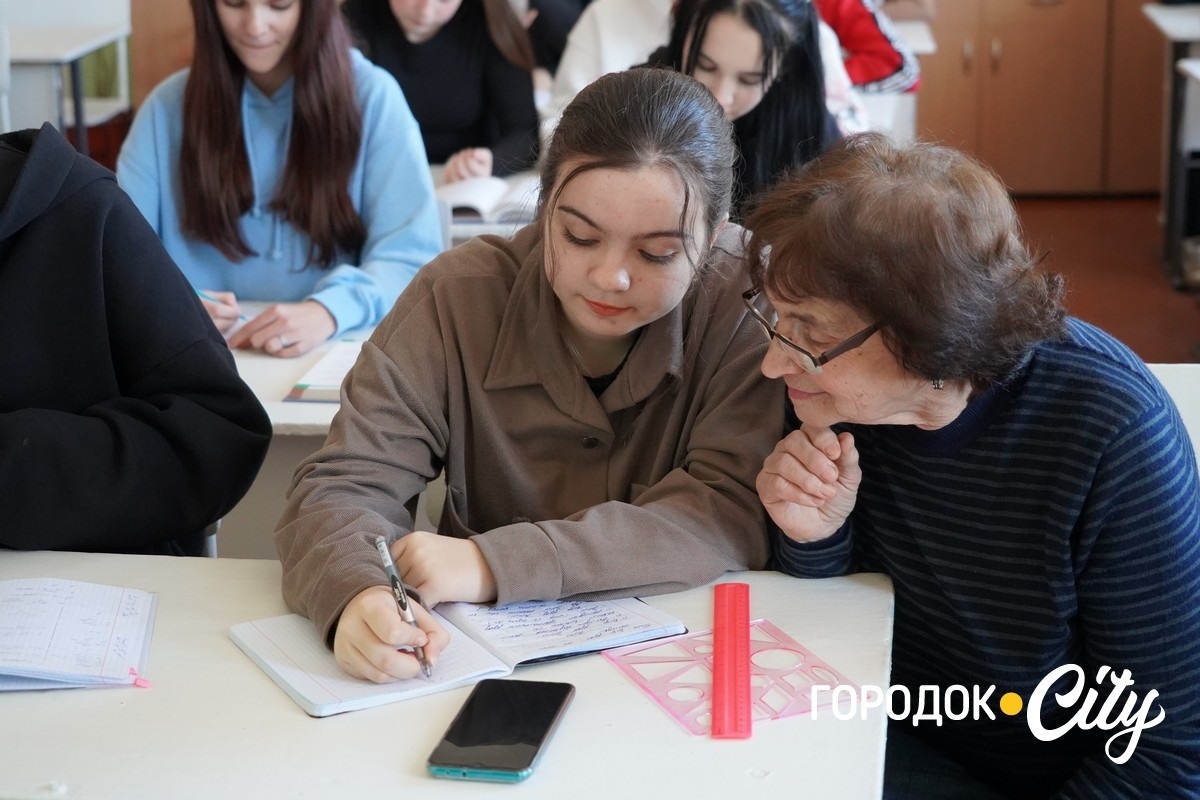 Валентина Михайлівна та Крістіна на одному з уроків.