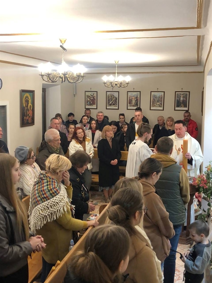 Отець Павло проводить службу.