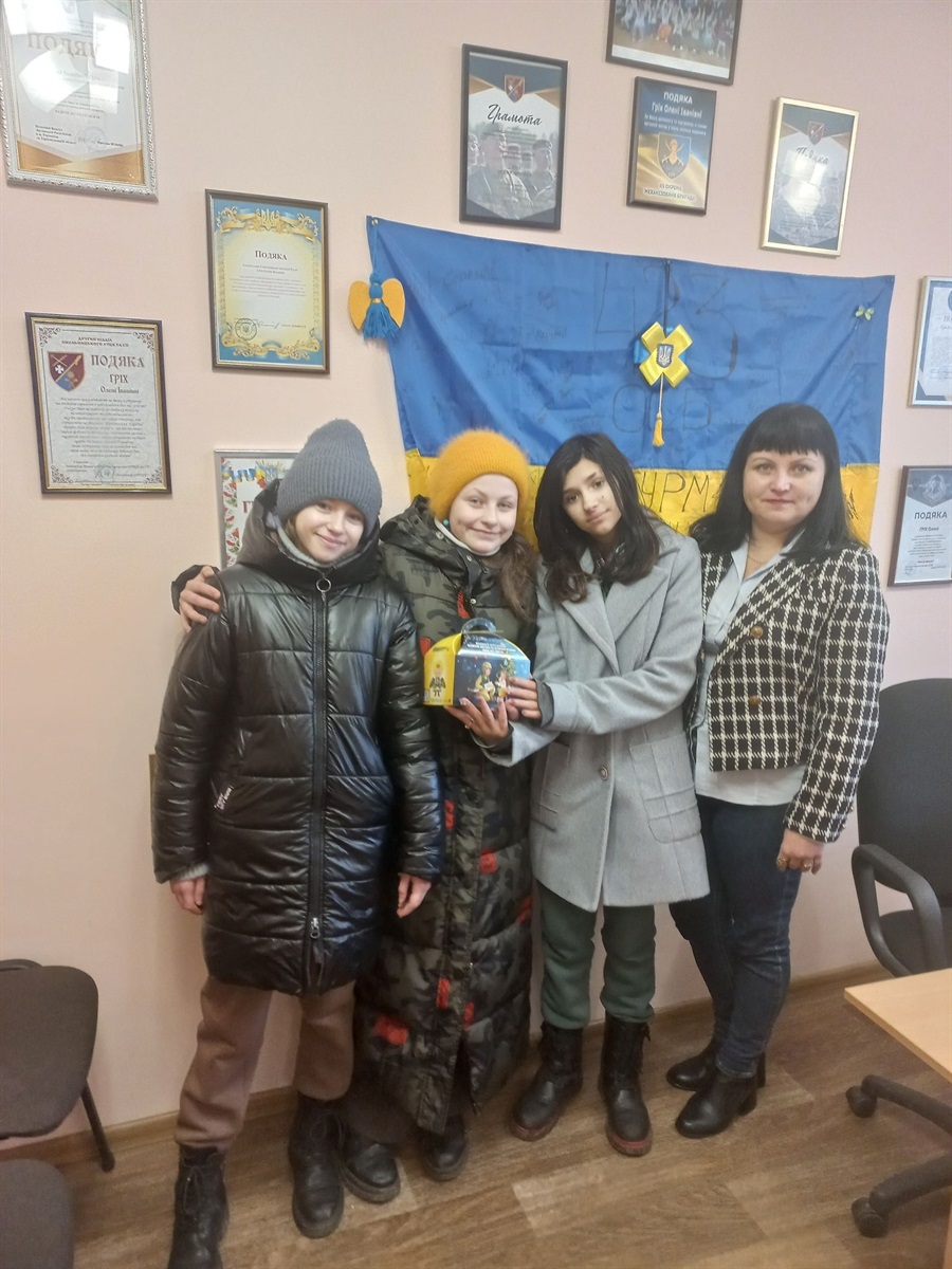 Школярки принесли наколядовні гроші до Городоцької міської ради.