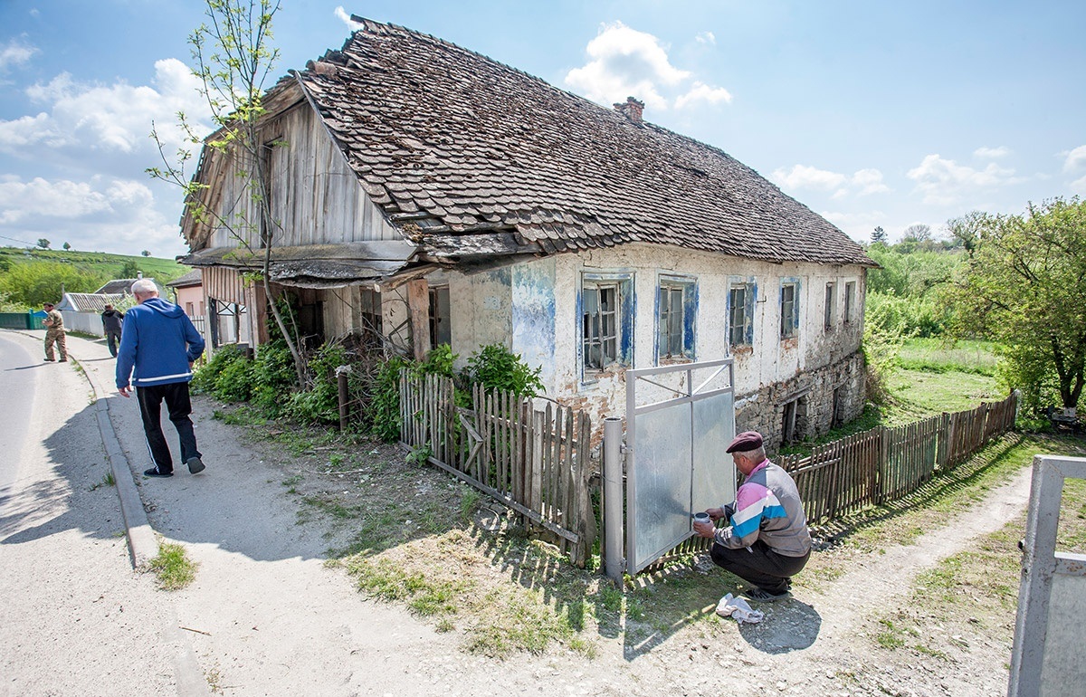 Про те, що Сатанів колись був «єврейською столицею» Поділля нагадує лиш старезна Синагога, величезний цвинтар та залишки специфічної містечкової забудови.