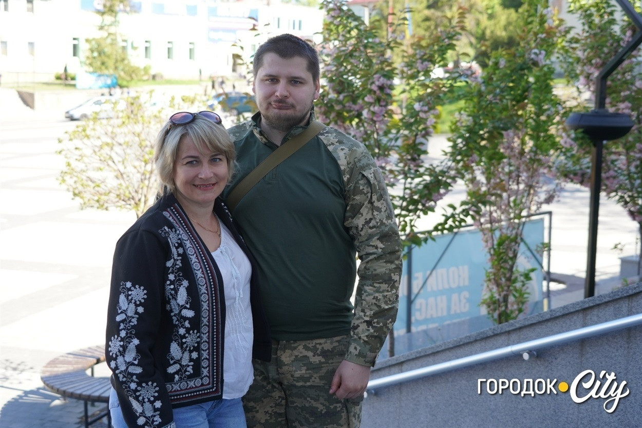 Олександр Глущак з матір'ю. 