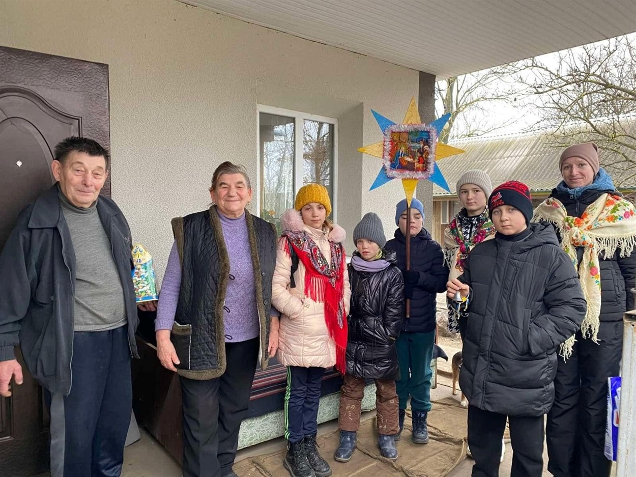 Спільними зусиллями мешканці села Пільний Олексинець зібрали для захисників 15 тисяч гривень.