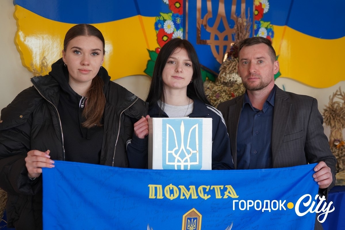 Валентин Сумін з ученицями.