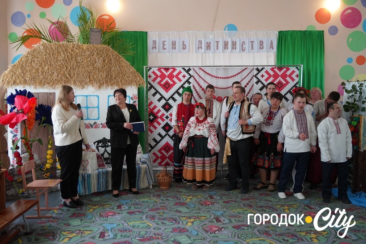 Віталія Кліментьєва вітає вихованців Центру зі святом дитинства.