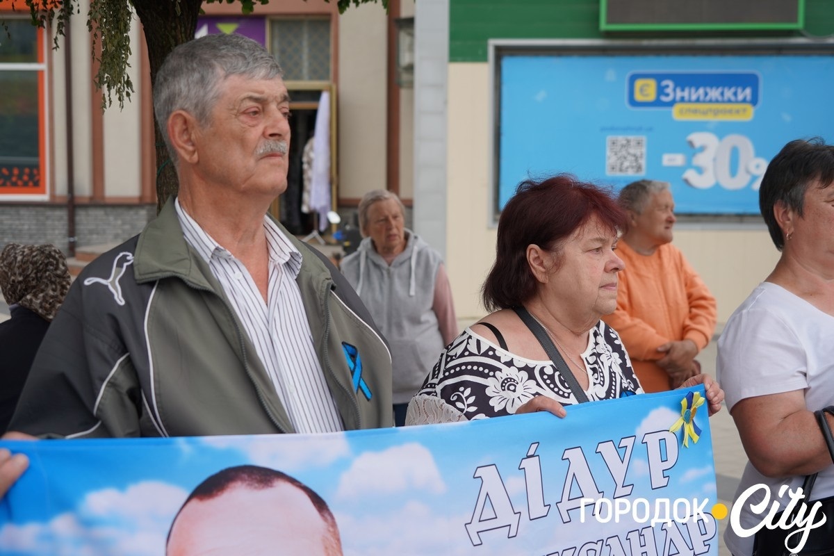 Батьки Віталія Дідура є учасниками кожної щотижневої акції.
