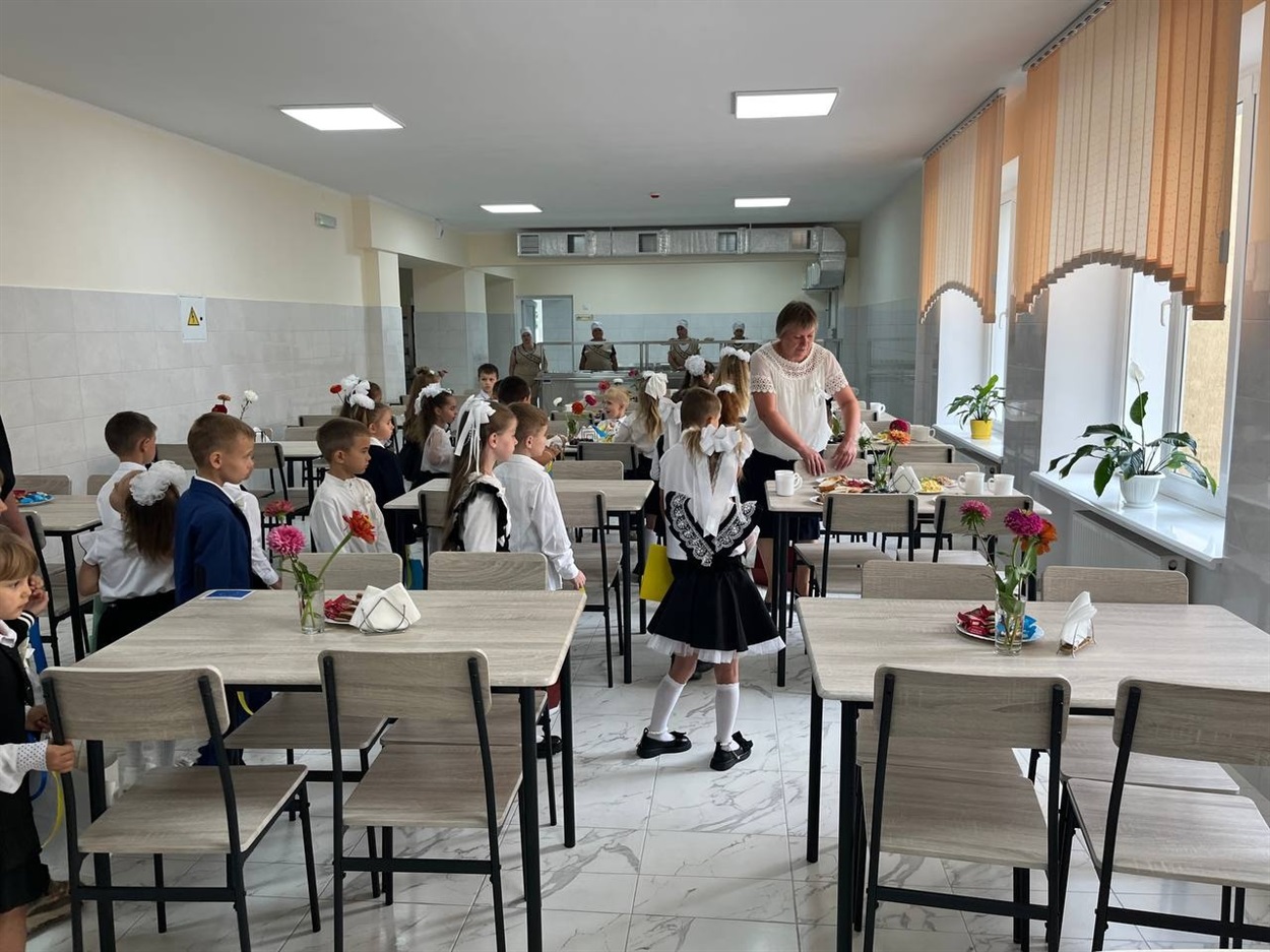 Перший навчальний рік для першокласників розпочався зі смачного сніданку.