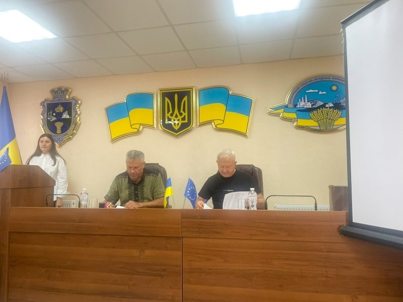 Урочисте підписання домовленостей про партнерство двох громад.
