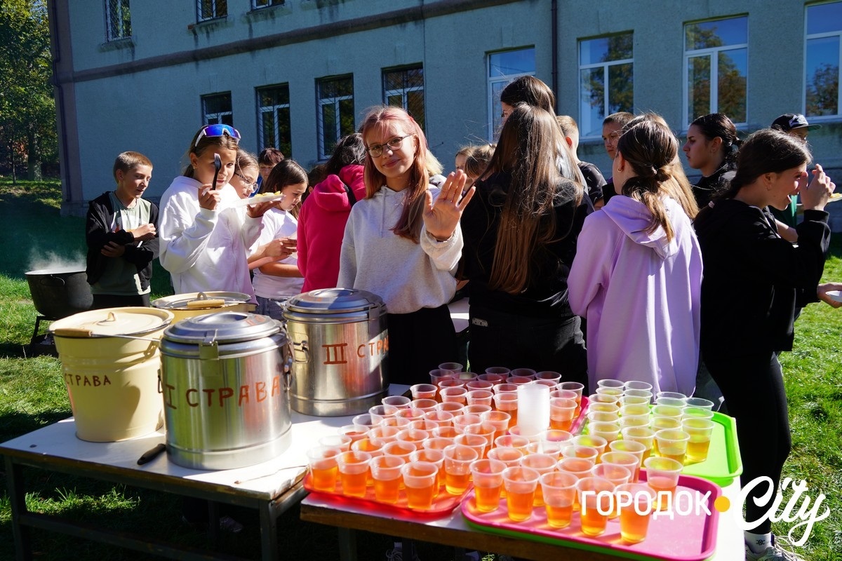 «Єднаймося, браття». У Городоцькому ліцеї №1 відзначили Міжнародний день туризму