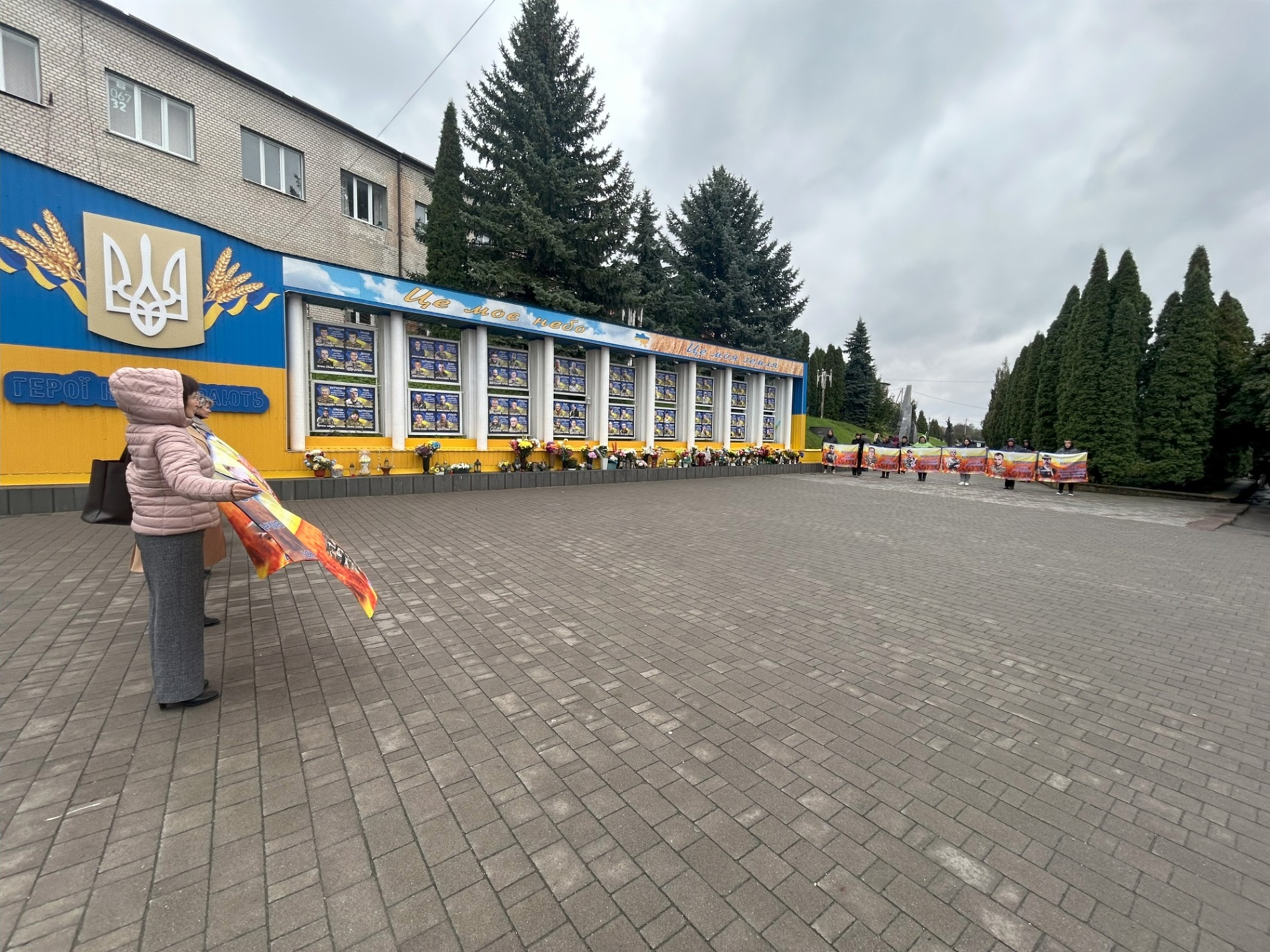 Глядачі — білі янголи та книга — на пам'ять. У Городку відбувся захід, який нагадав про силу героїв